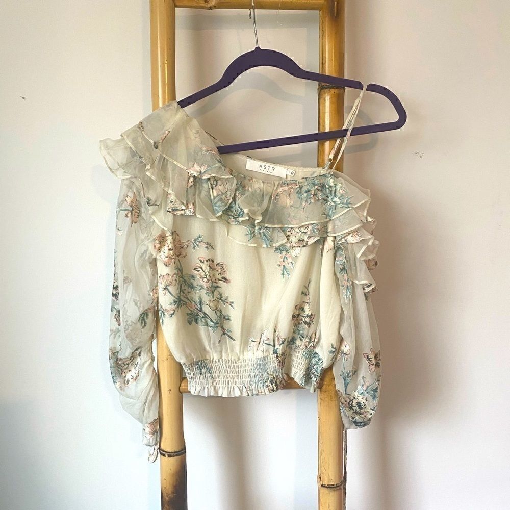 ASTR THE LABEL *NWT* SMALL Ivory Flowered One Shoulder Top - Picture 4 of 9